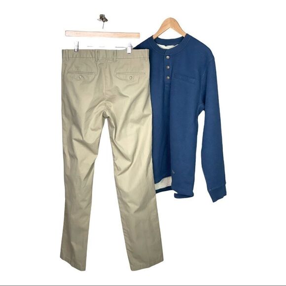 𝅺gap Straight Fit Khaki Pants - Picture 3 of 9
